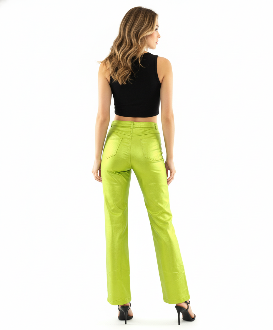 Pantalón recto satinado con brillo sutil y detalle de cadenita