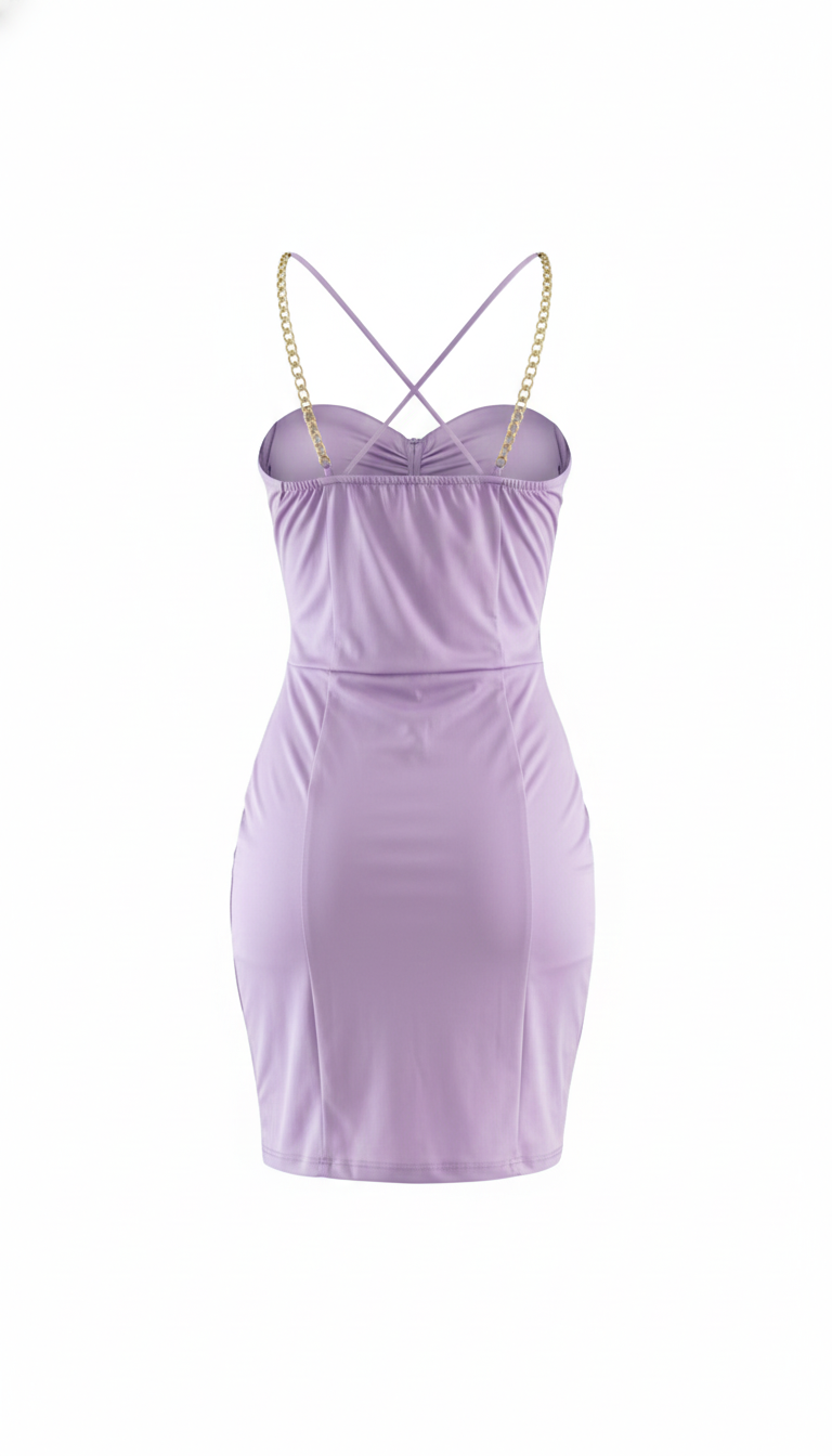 Minivestido con cadenas que realza tu figura con estilo impactante