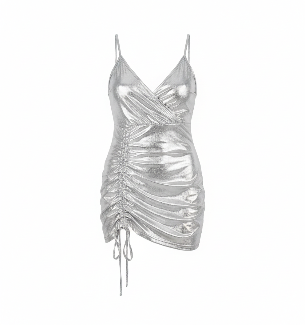 Minivestido metálico con fruncido lateral que potencia tus curvas