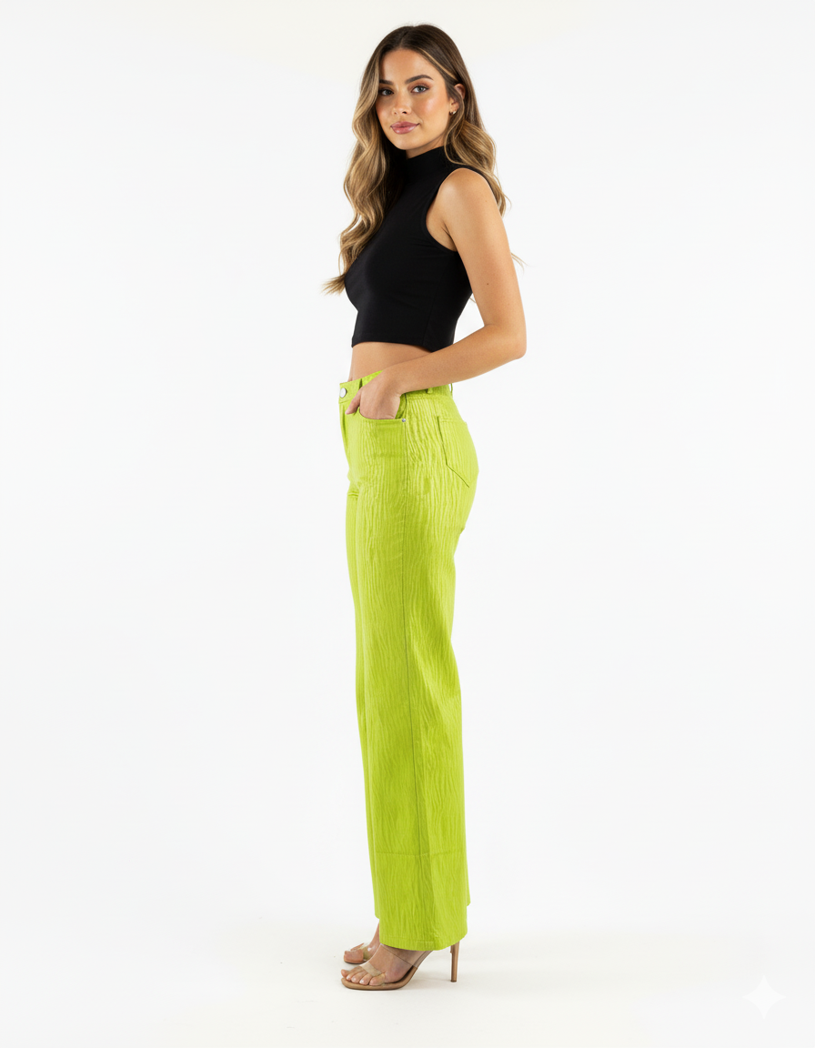 Pantalón acampanado con textura brillante que estiliza con movimiento