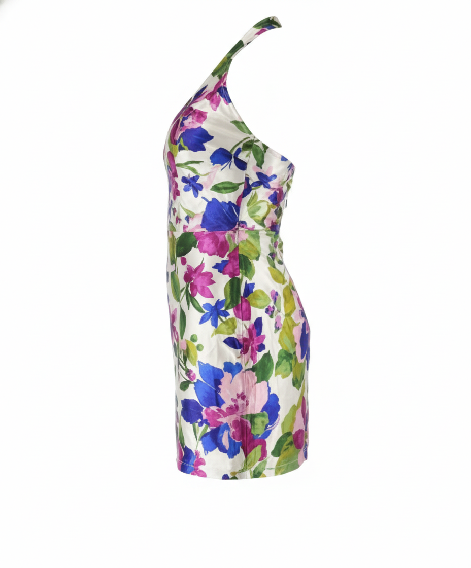 Vestido corto satinado con cuello halter que resalta tu figura con flores vibrantes