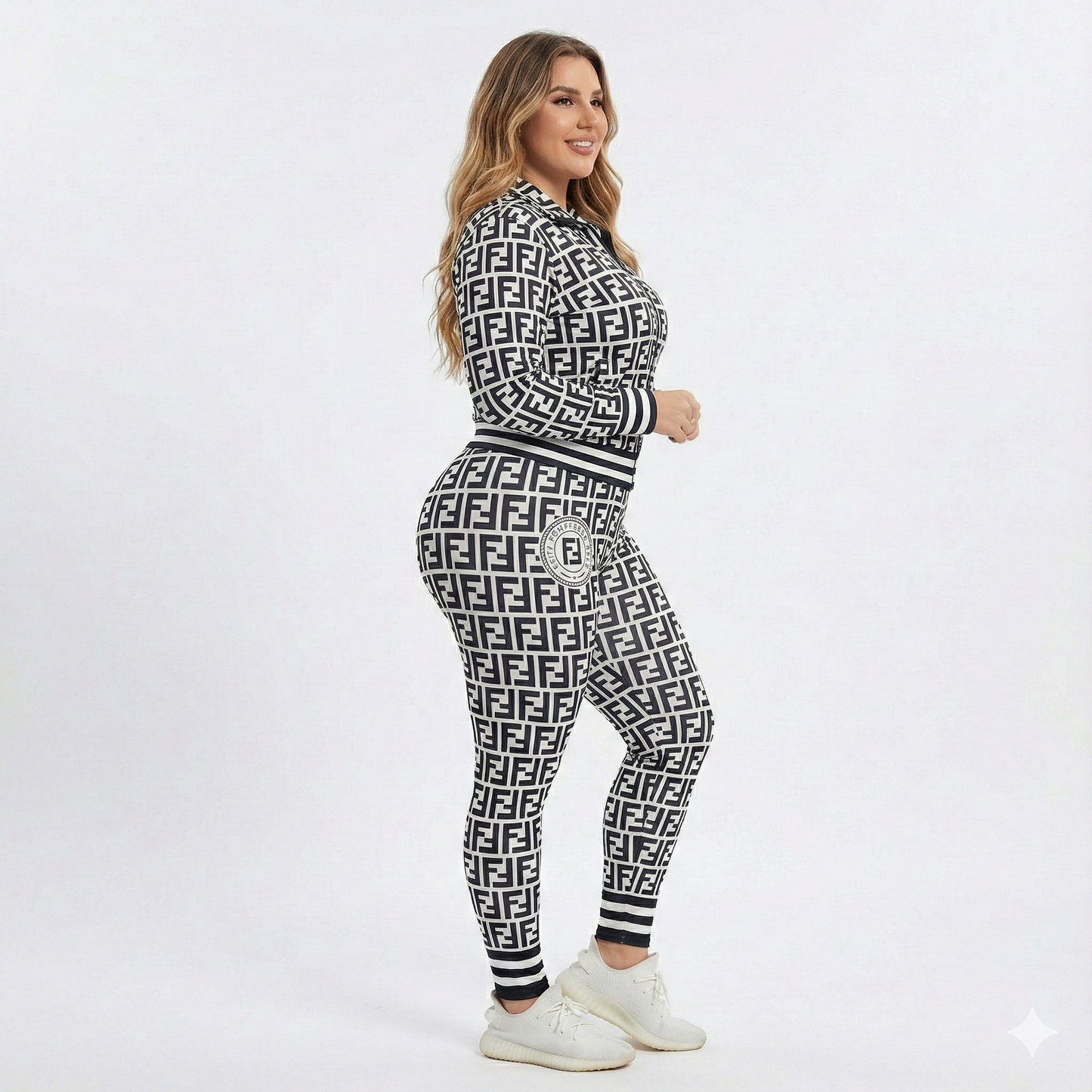 Conjunto deportivo curvy con cierre y estampado que impone estilo