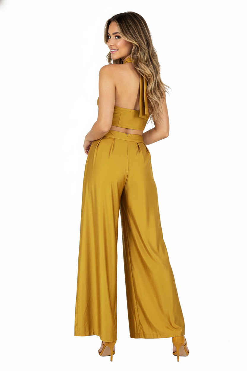 Conjunto satinado con top halter y pantalón acampanado que alarga tu silueta
