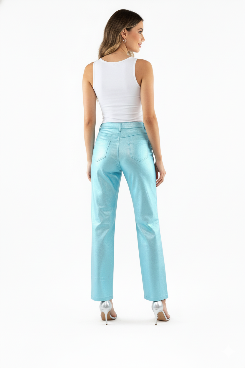 Pantalón recto satinado con brillo sutil y detalle de cadenita