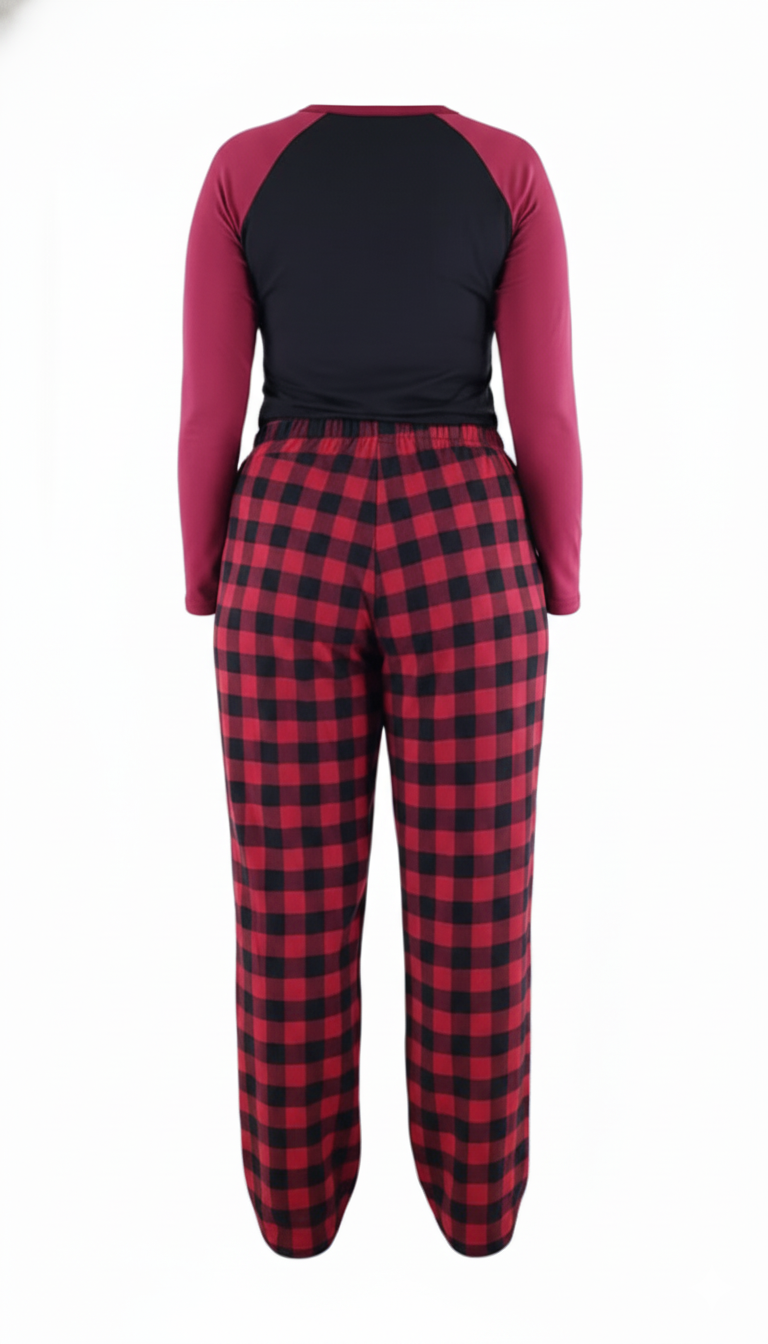 Pijama de dos piezas con mensaje navideño y cuadros que abrazan tu comodidad