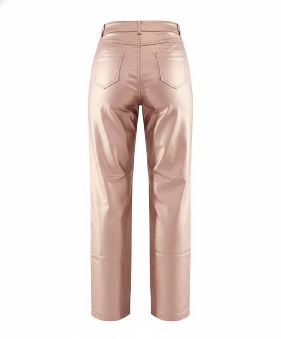 Pantalón recto satinado con brillo sutil y detalle de cadenita