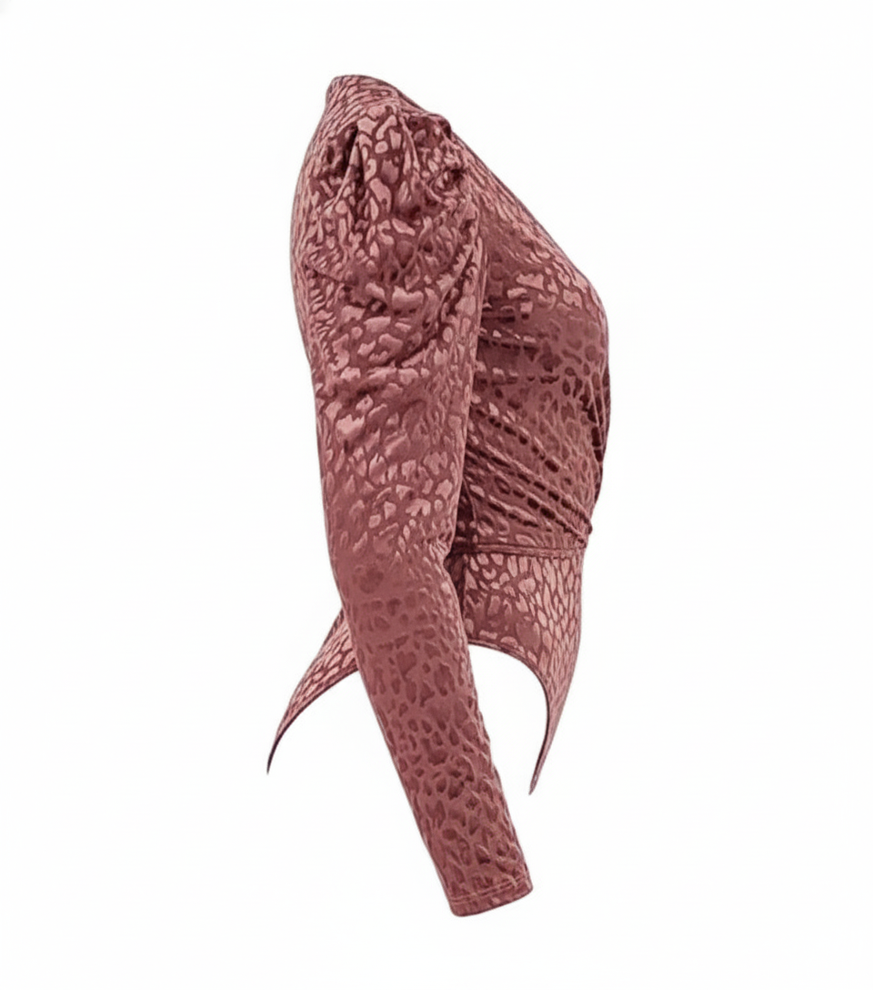 Pantyblusa escote en V con textura animal print que estiliza con sutileza