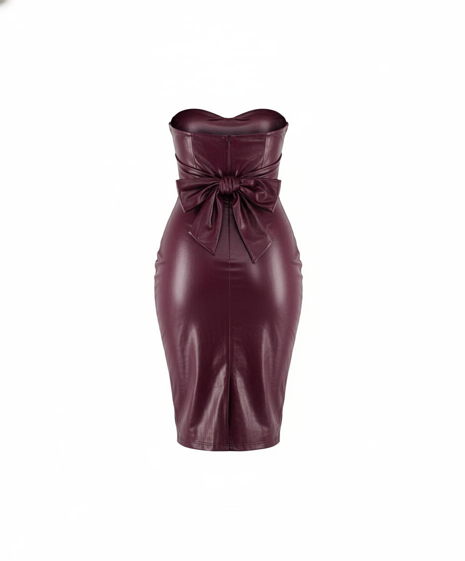 Vestido corto strapless con aberturas que enciende miradas con atrevimiento pulido