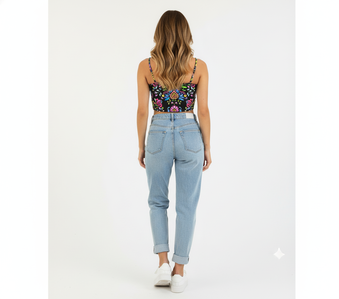 Croptop de tirantes que celebra tu figura con alegría mexicana