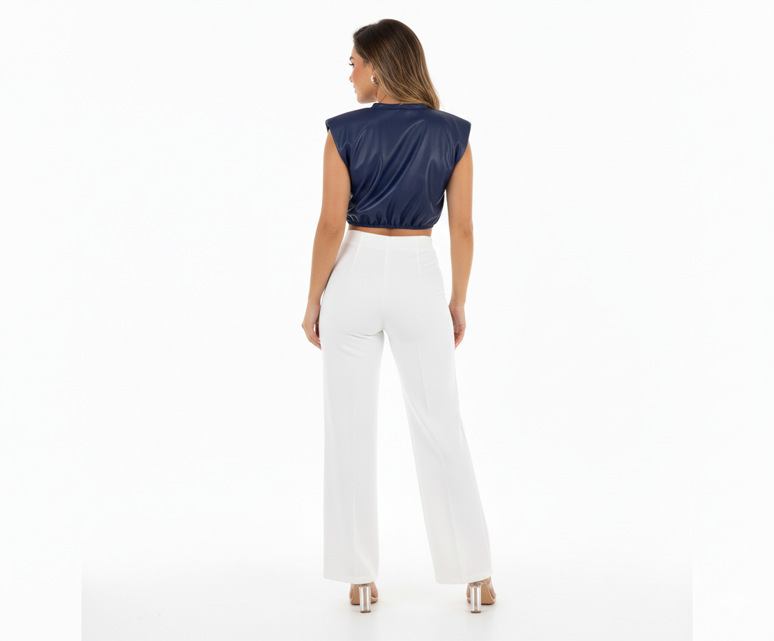 Crop top sin mangas con estructura vinipiel que impone estilo urbano