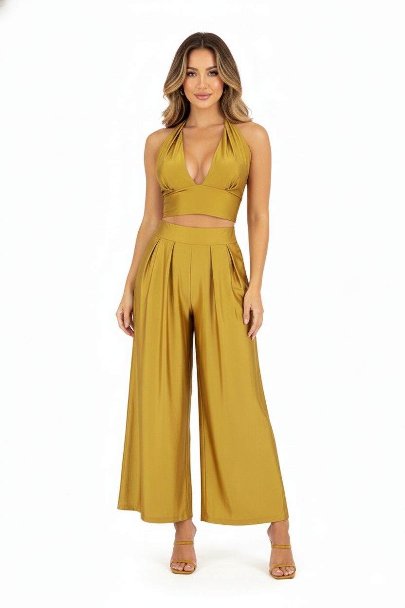 Conjunto satinado con top halter y pantalón acampanado que alarga tu silueta
