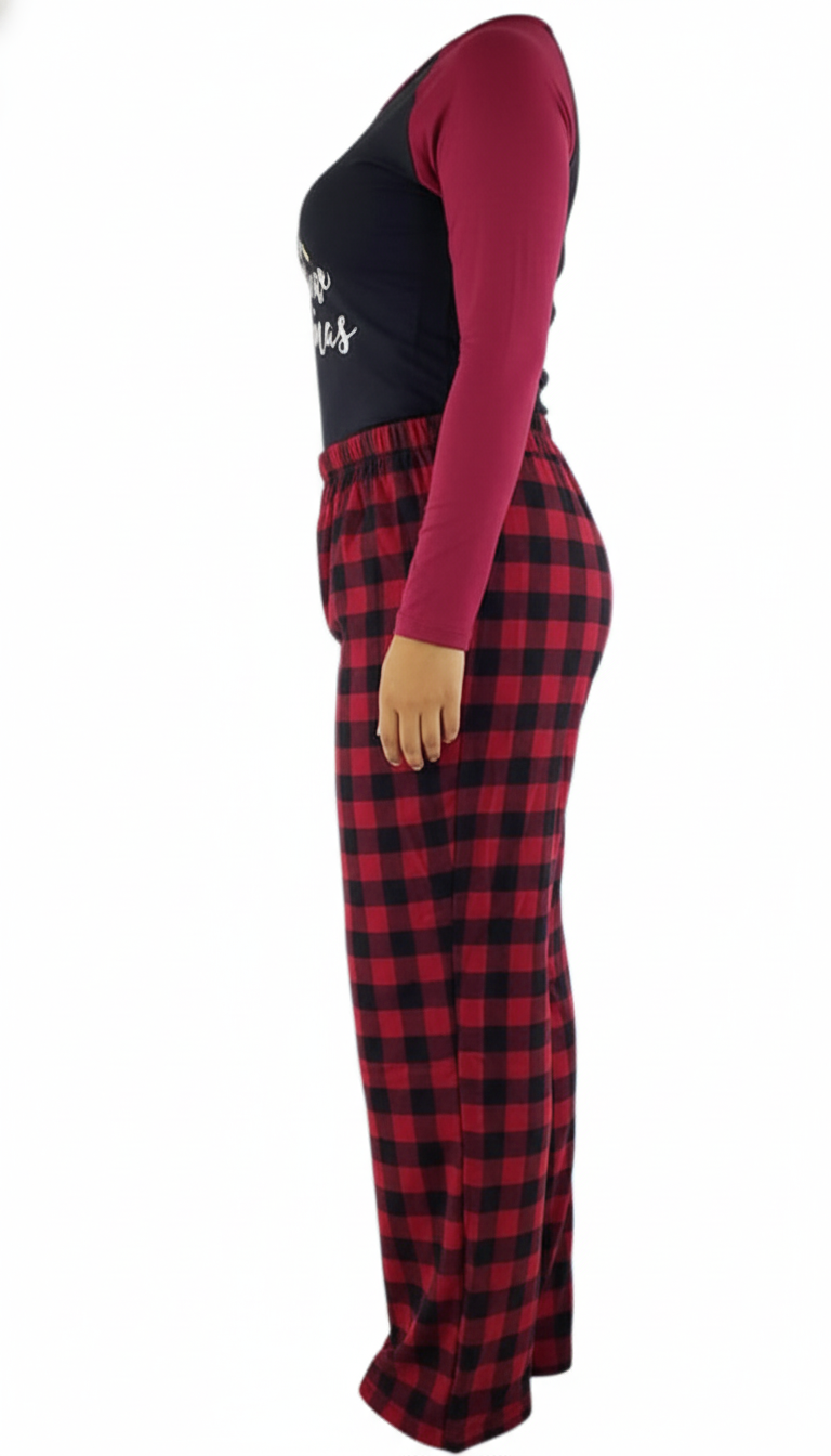 Pijama de dos piezas con mensaje navideño y cuadros que abrazan tu comodidad