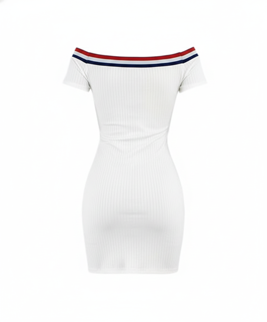 Minivestido off-shoulder que estiliza con sencillez juvenil