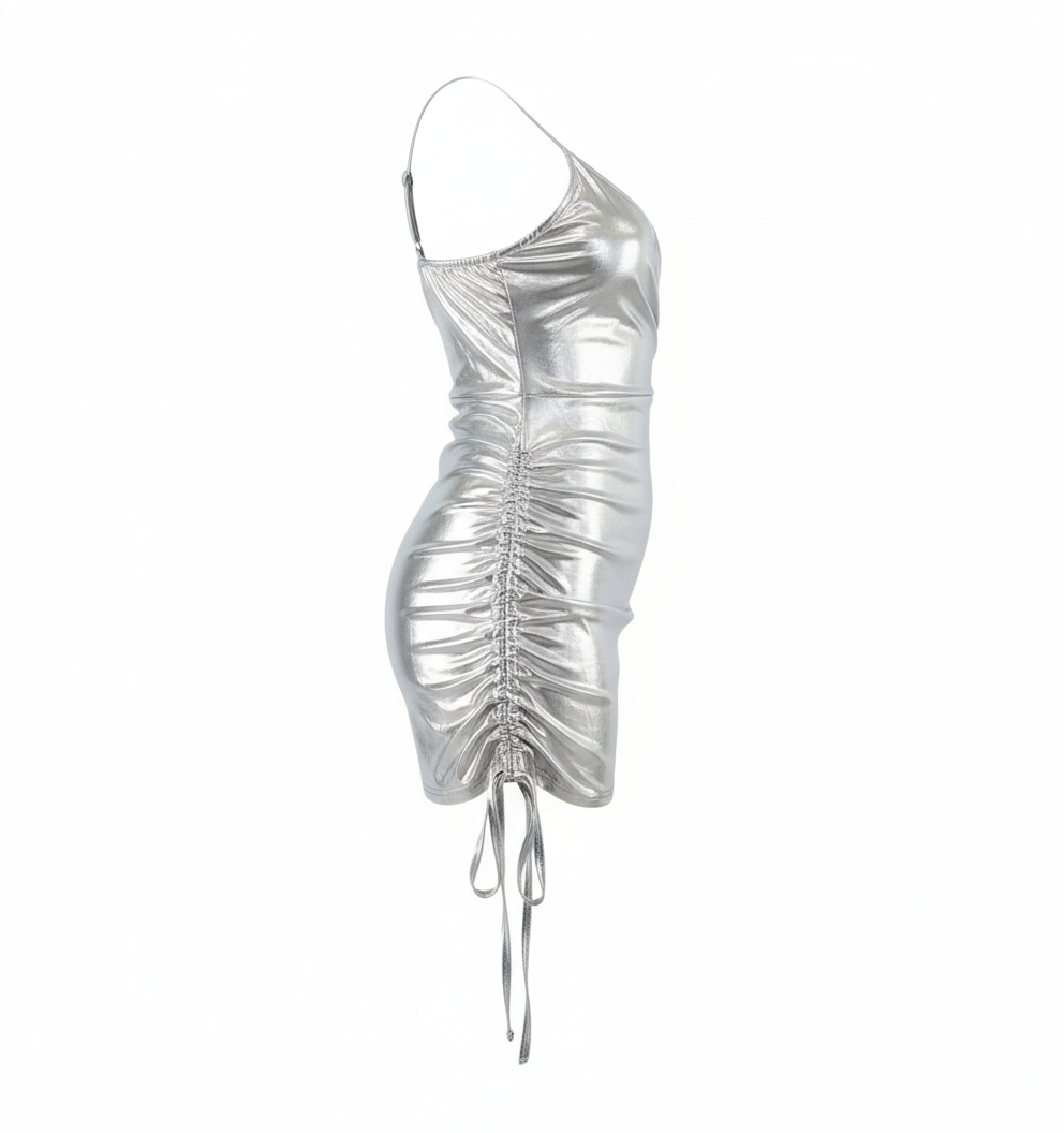 Minivestido metálico con fruncido lateral que potencia tus curvas