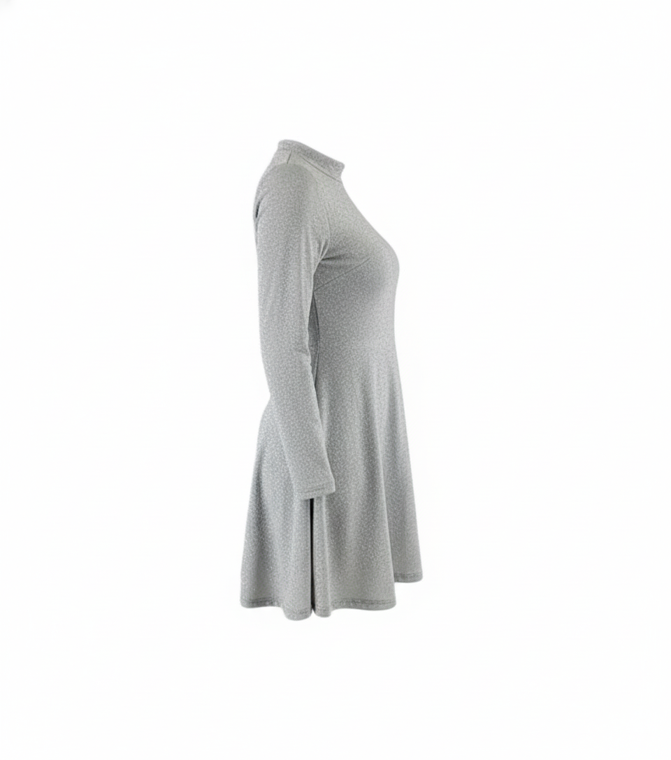 Vestido corto brillante con cuello tortuga que estiliza con elegancia casual