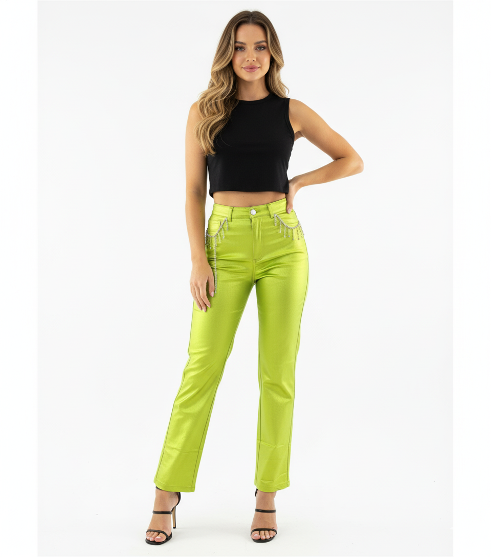 Pantalón recto satinado con brillo sutil y detalle de cadenita