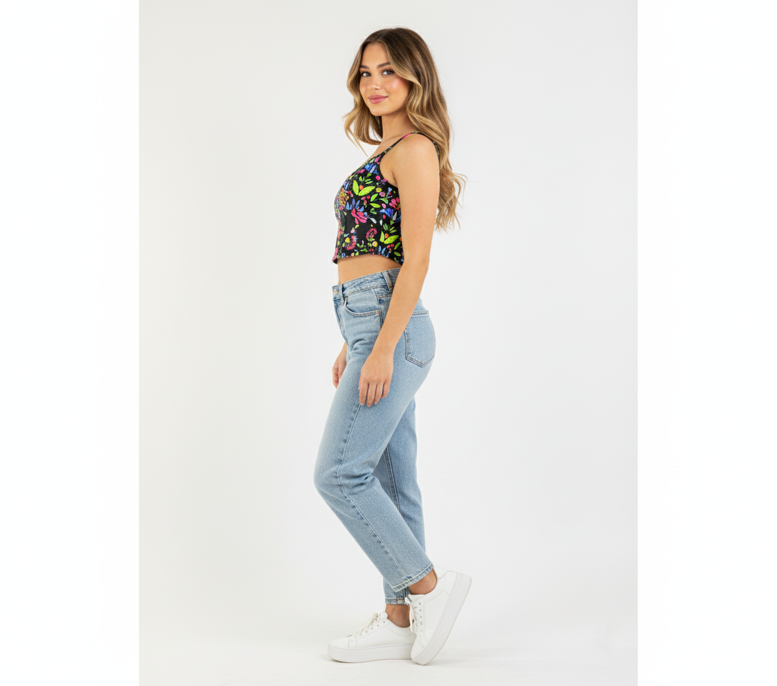 Croptop de tirantes que celebra tu figura con alegría mexicana