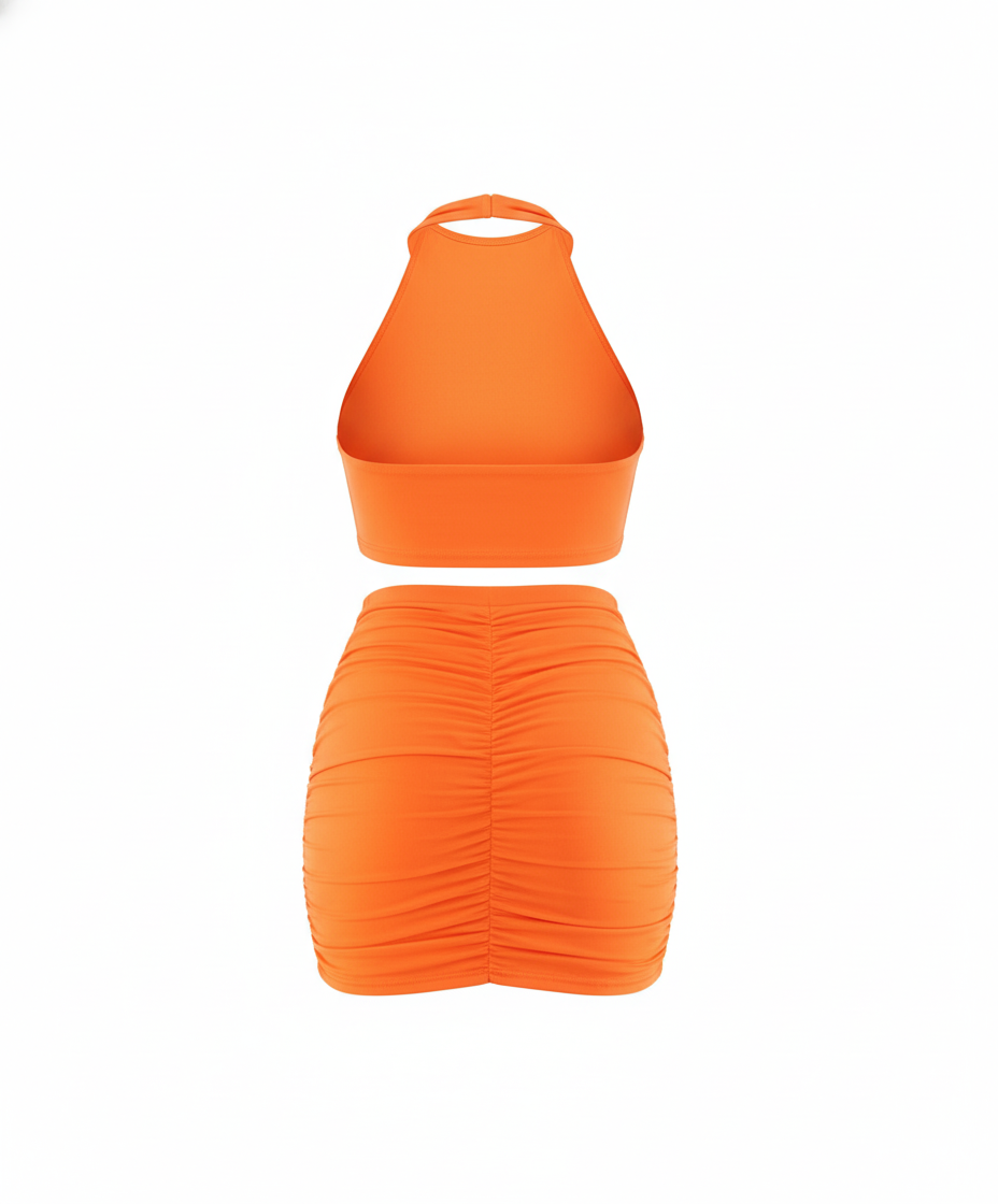 Conjunto falda corta y top cruzado que realza tu silueta con frescura moderna