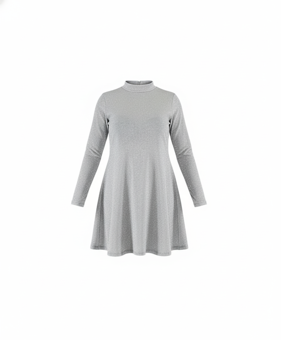 Vestido corto brillante con cuello tortuga que estiliza con elegancia casual