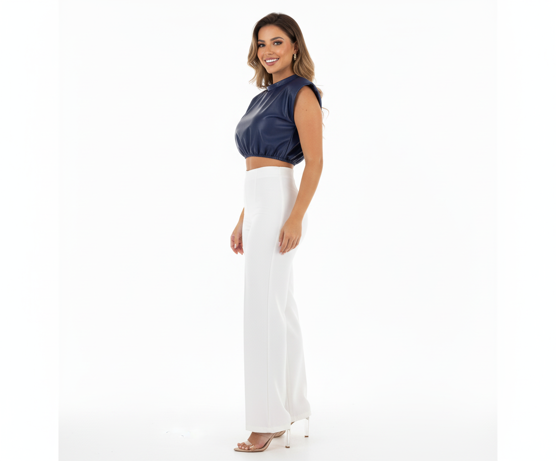 Crop top sin mangas con estructura vinipiel que impone estilo urbano