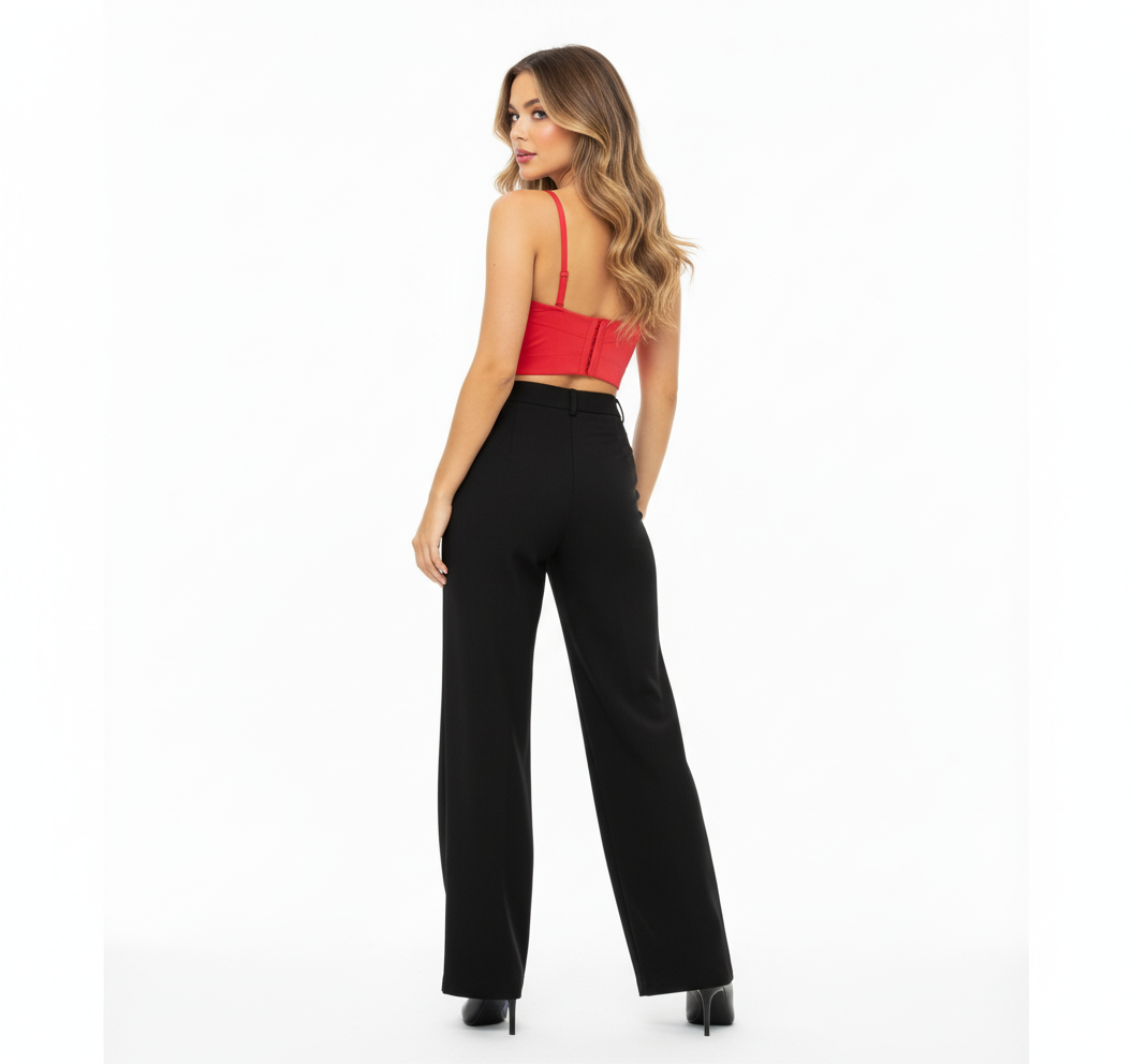 Crop top con cadenas que enmarca tu figura con audacia y brillo estructurado