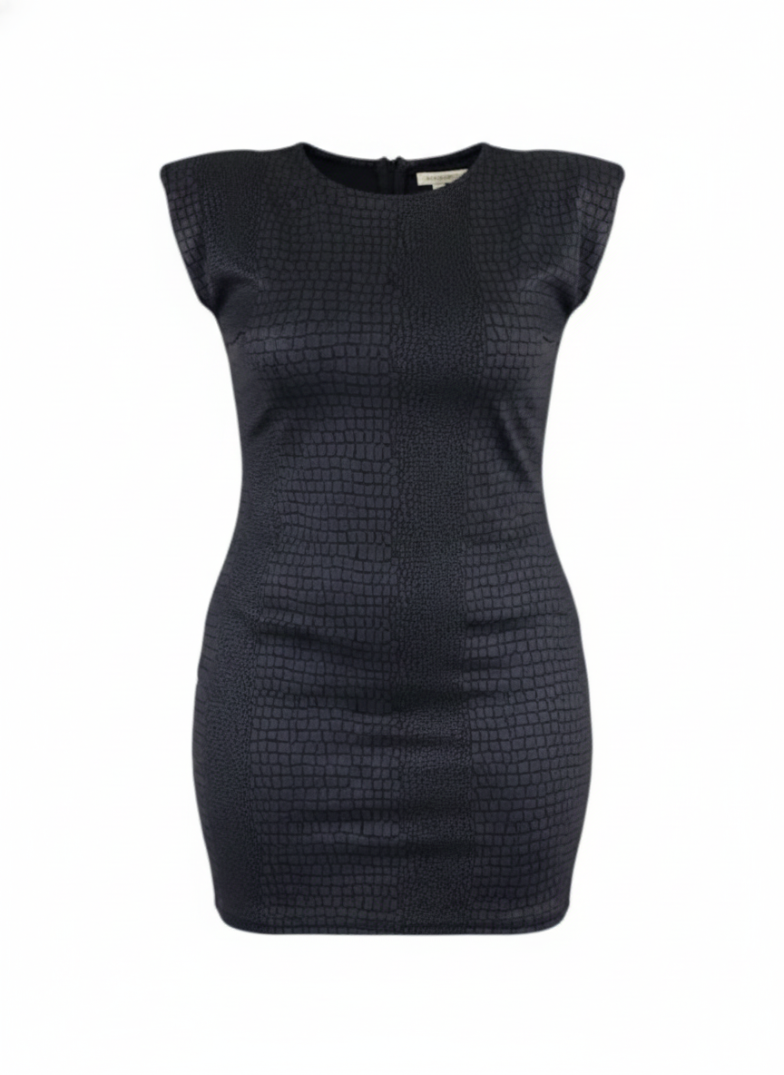 Minivestido con hombreras que potencia tu silueta con estilo atrevido y moderno