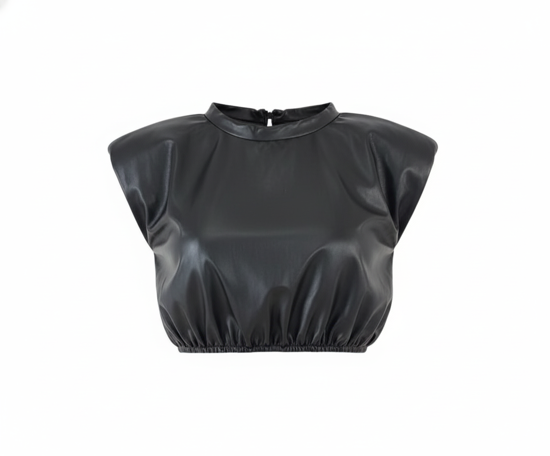 Crop top sin mangas con estructura vinipiel que impone estilo urbano