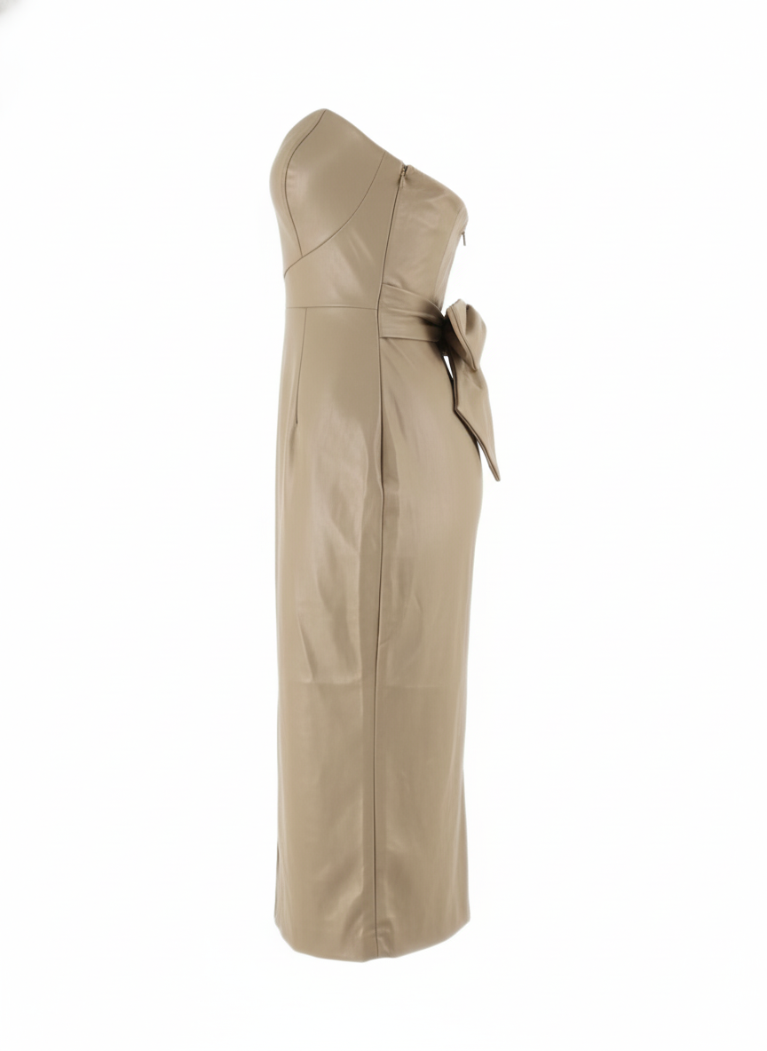 Vestido corto strapless con aberturas que enciende miradas con atrevimiento pulido