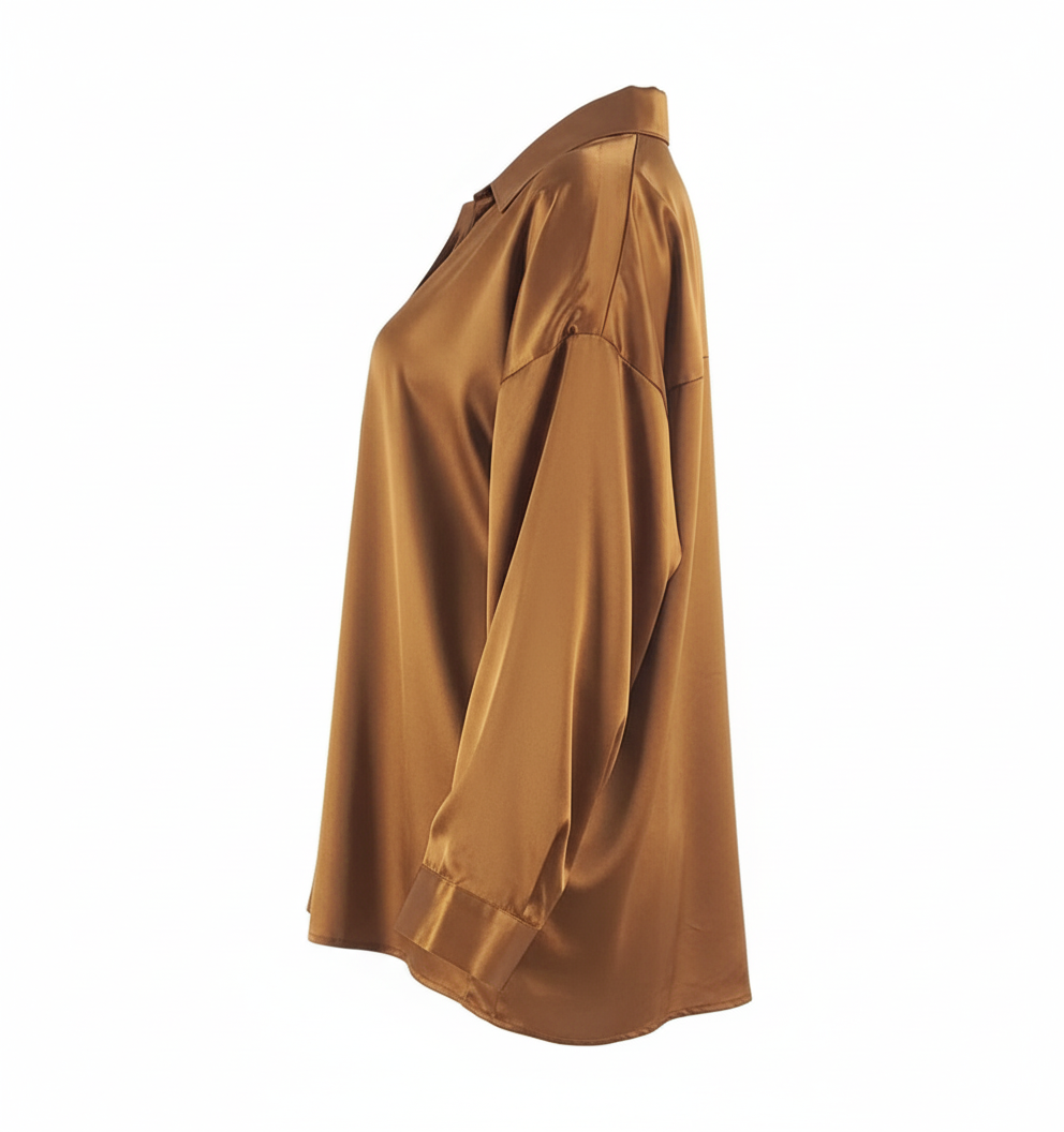 Blusa oversize satinada que combina fluidez y elegancia casual