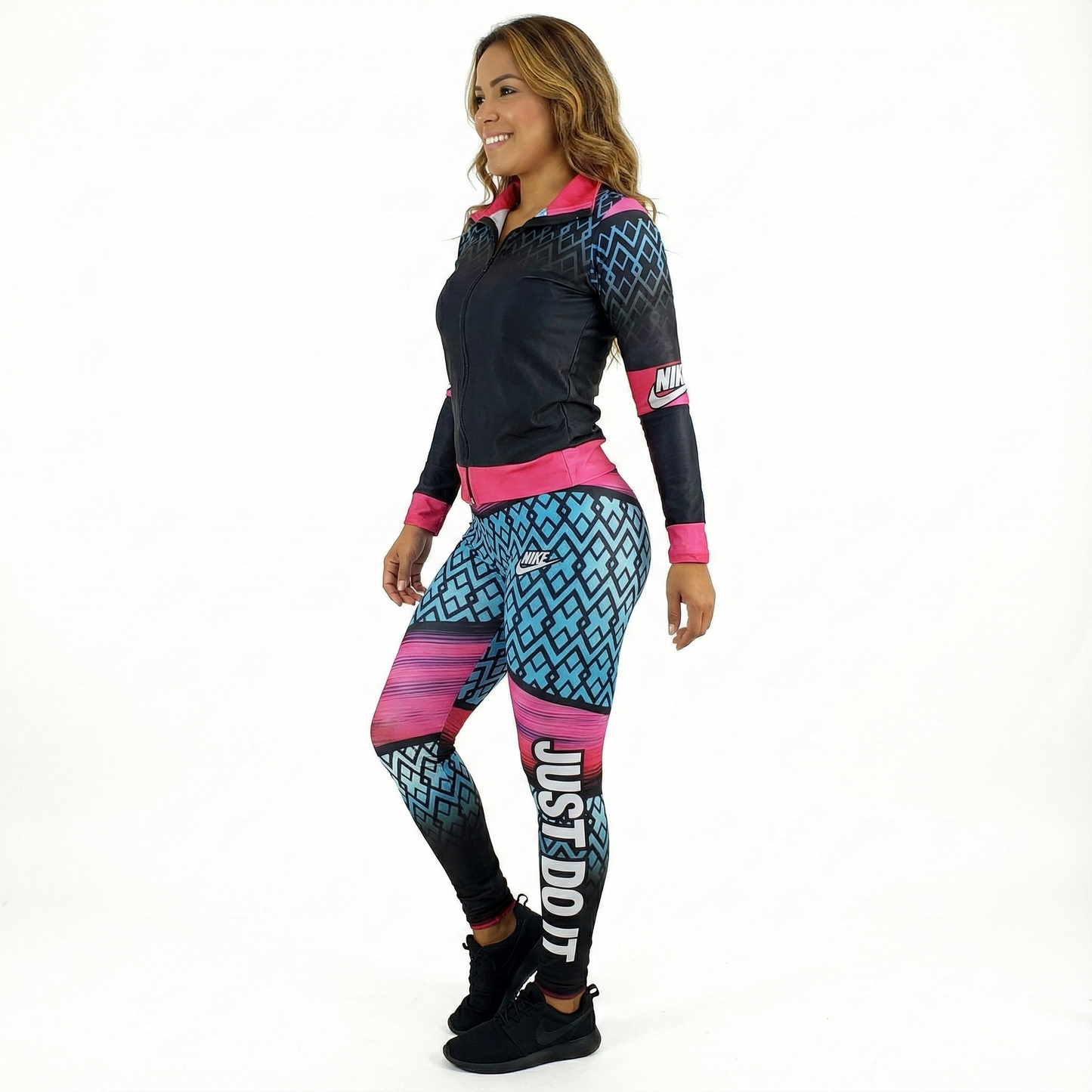 Conjunto deportivo con cremallera y estampado dinámico que potencia tu figura