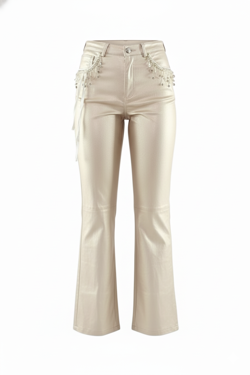 Pantalón recto satinado con brillo sutil y detalle de cadenita