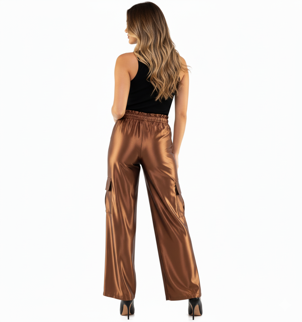 Pantalón cargo satinado con caída fluida y efecto visual vibrante