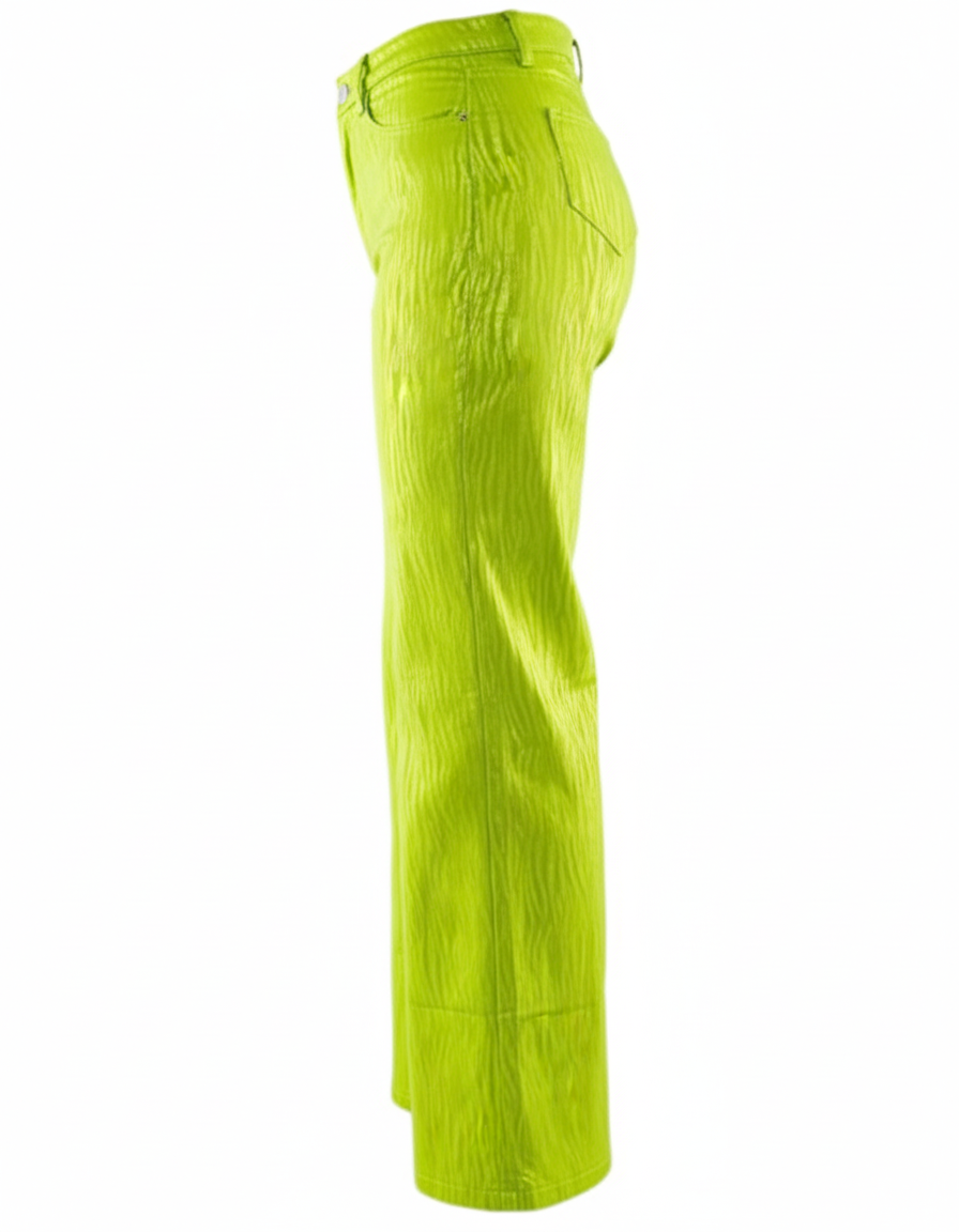 Pantalón acampanado con textura brillante que estiliza con movimiento