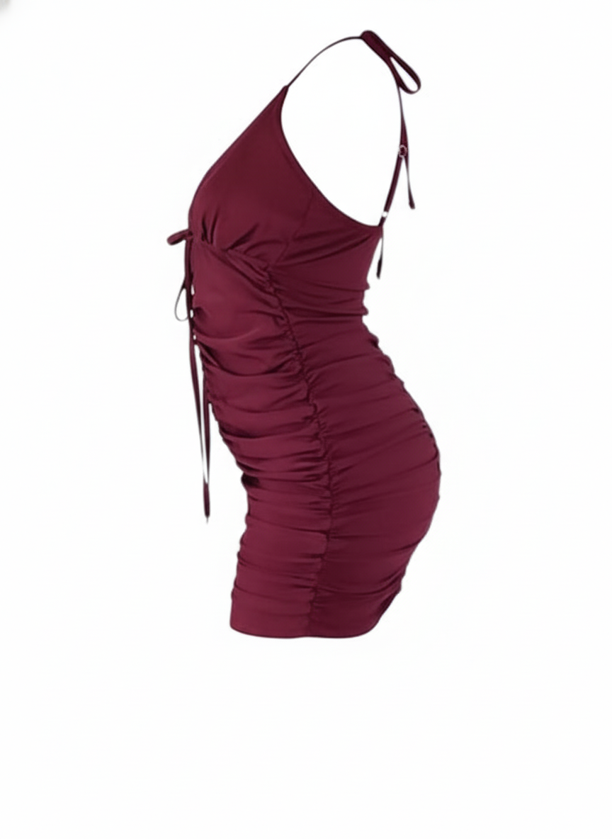 Minivestido fruncido con escote que realza tus curvas con sensualidad sutil