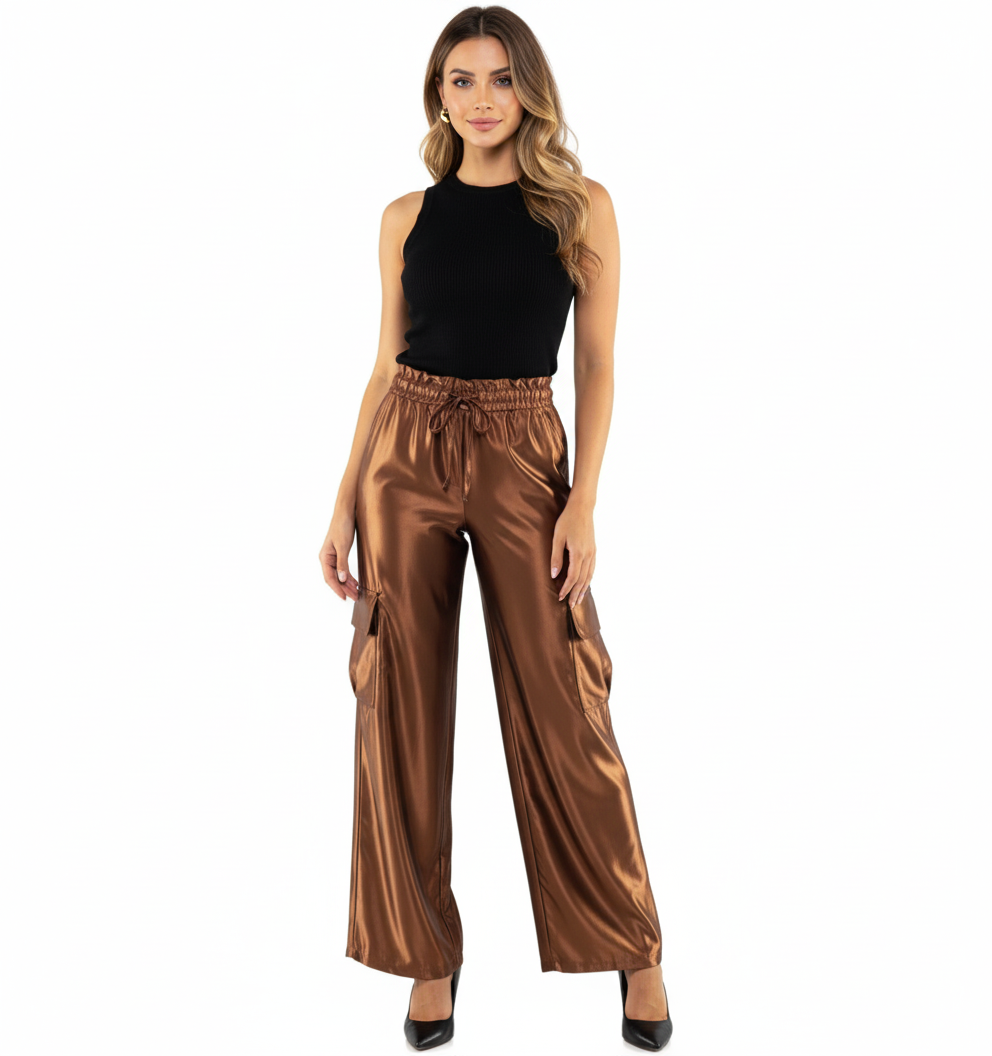 Pantalón cargo satinado con caída fluida y efecto visual vibrante