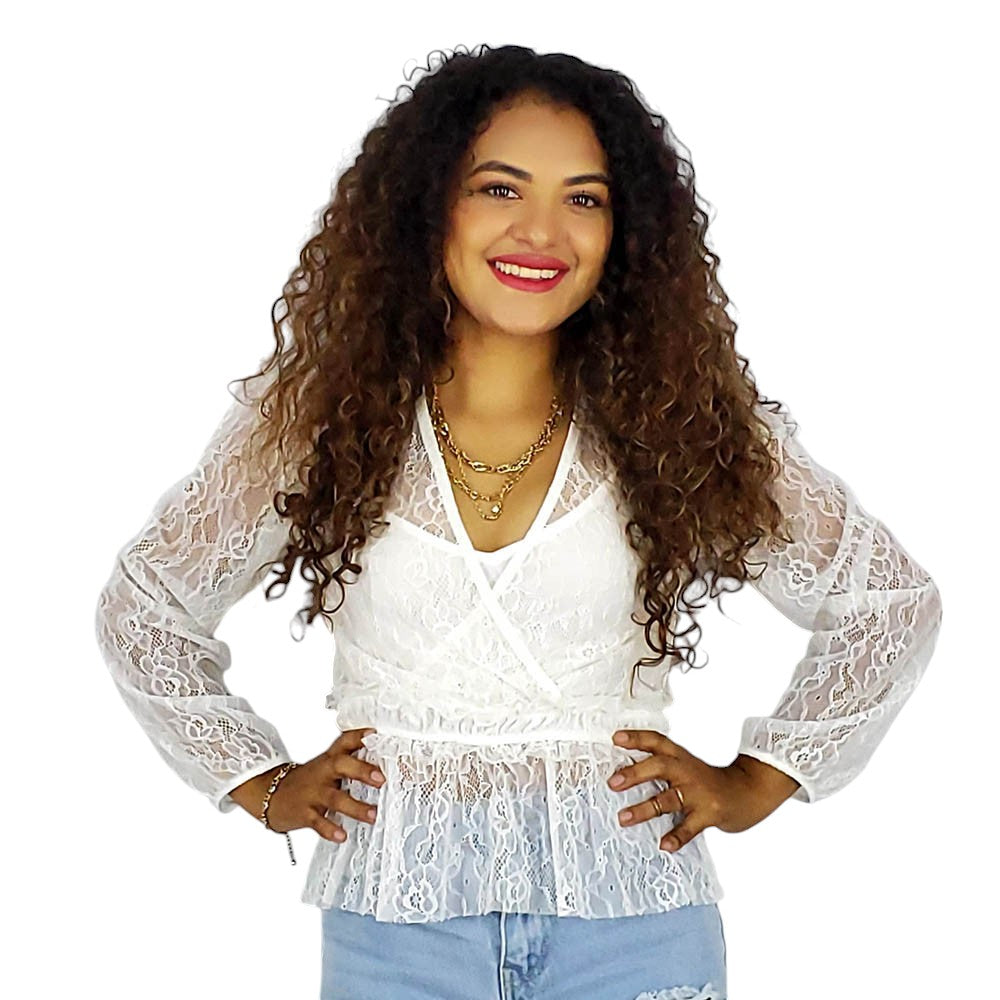 Blusa de encaje cruzada que resalta tu feminidad con delicadeza visual