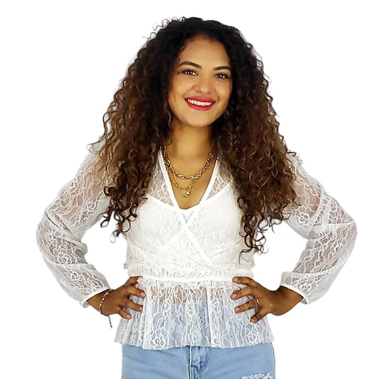 Blusa de encaje cruzada que resalta tu feminidad con delicadeza visual