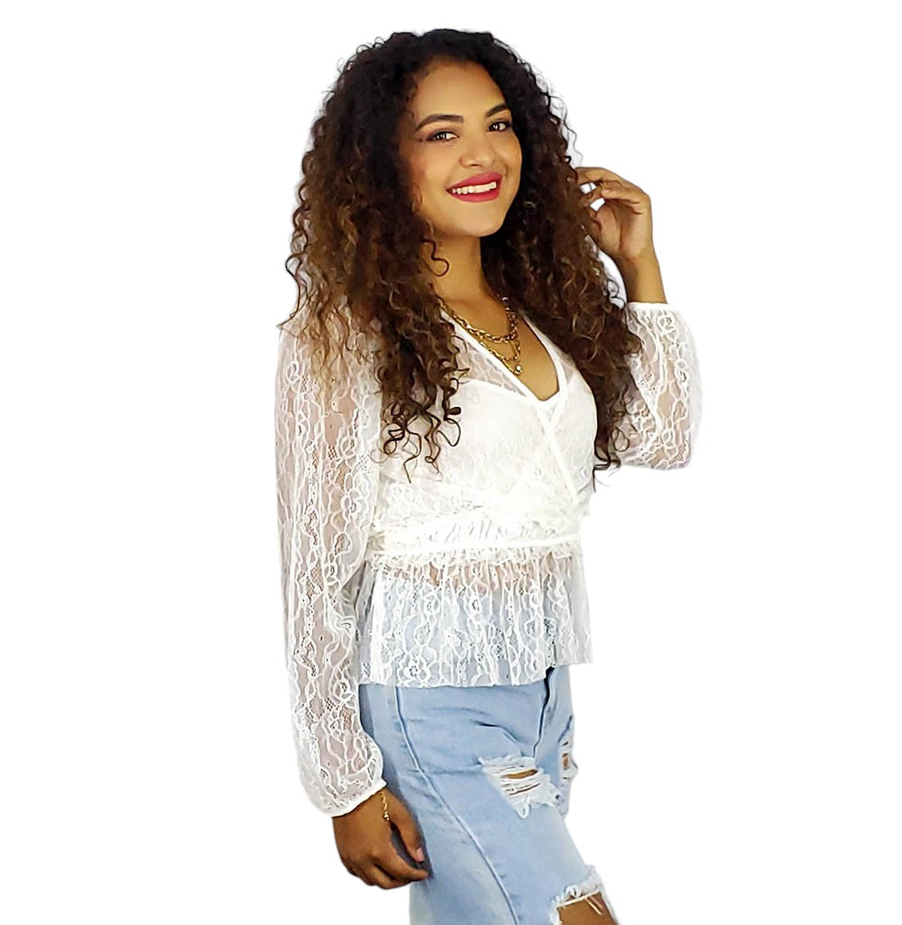 Blusa de encaje cruzada que resalta tu feminidad con delicadeza visual