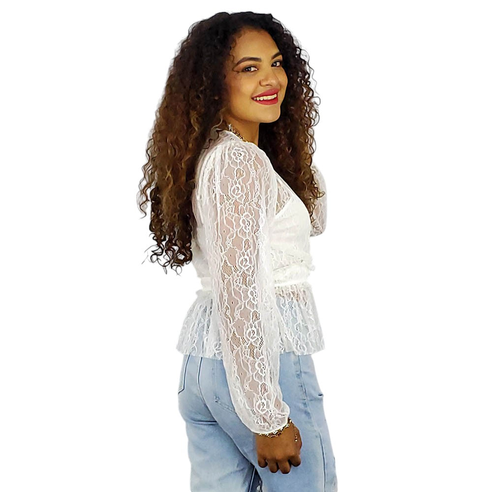 Blusa de encaje cruzada que resalta tu feminidad con delicadeza visual