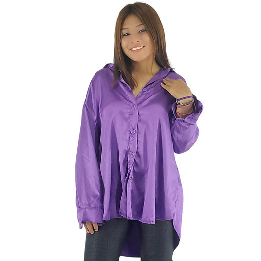 Blusa oversize satinada que combina fluidez y elegancia casual
