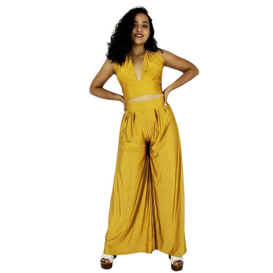 Conjunto satinado con top halter y pantalón acampanado que alarga tu silueta