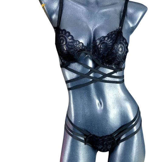 Bikini de encaje con tirantes cruzados que enciende la fantasía