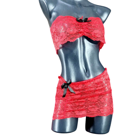 Bikini de encaje con minifalda que resalta tu feminidad juguetona