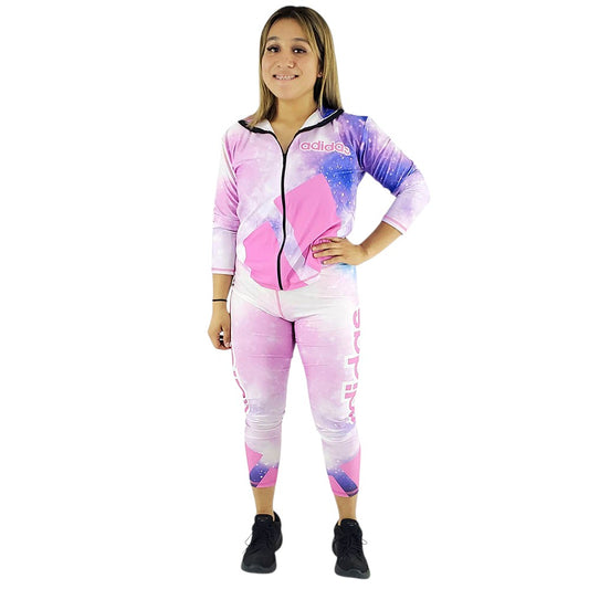 Conjunto deportivo curvy con cierre y estampado galáctico que resalta tu energía