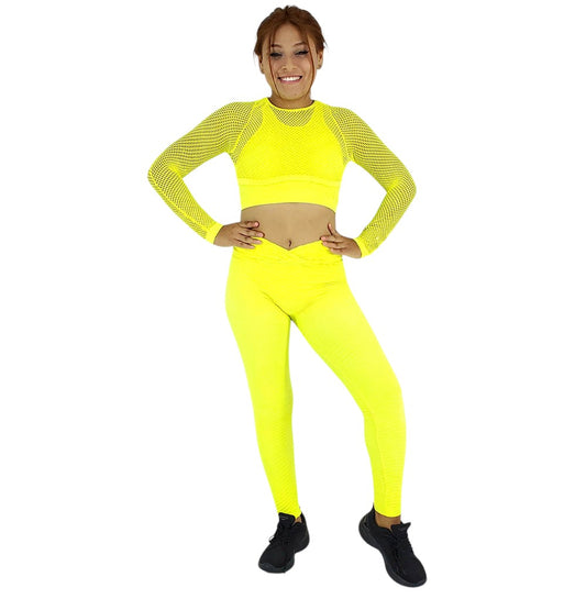 Conjunto deportivo de tres piezas que estiliza tu figura con soporte total