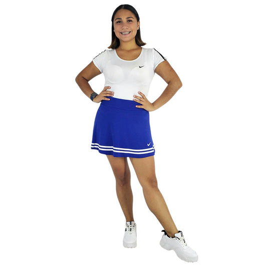 Conjunto deportivo con falda que combina movimiento y feminidad activa